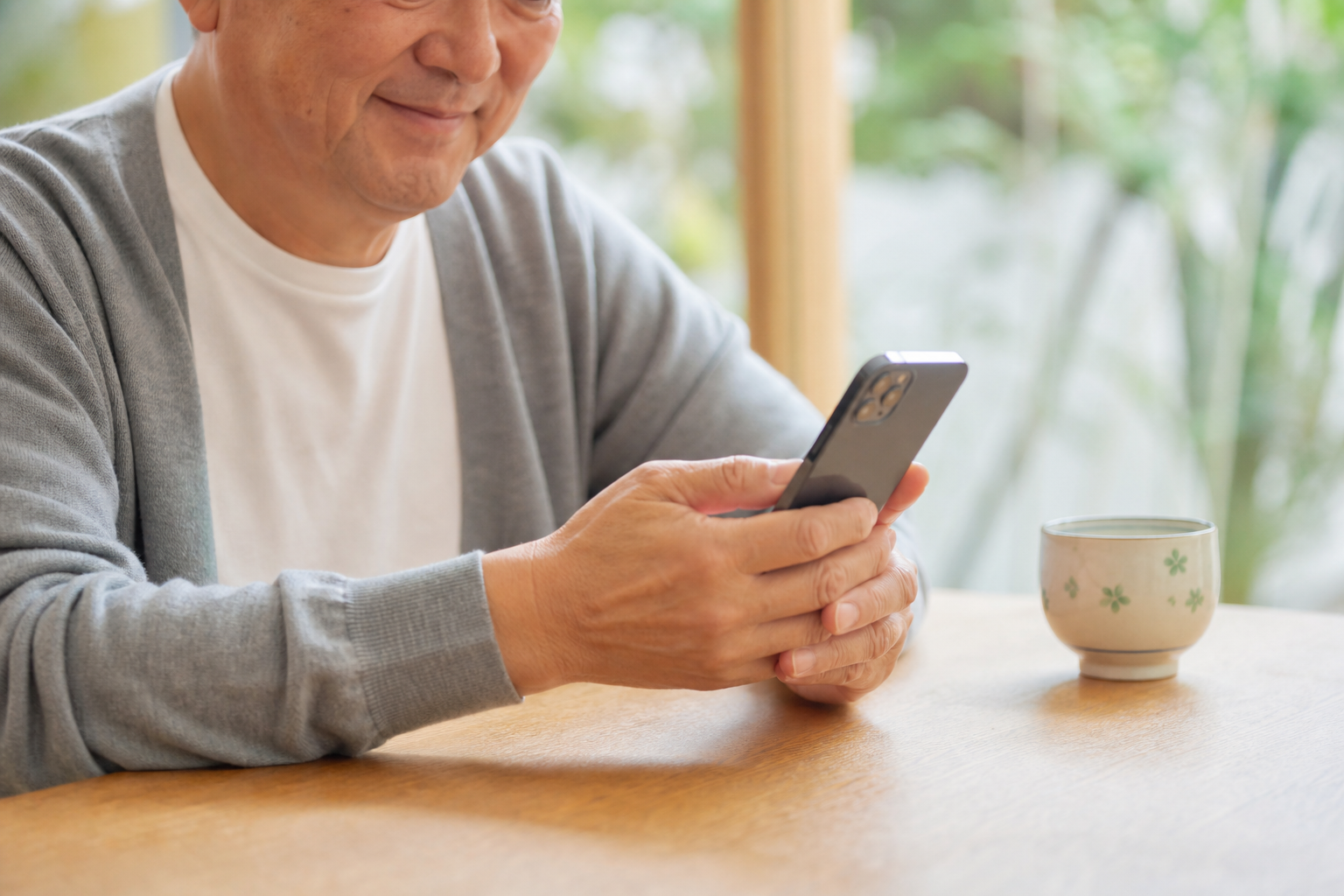 スマートフォンで気軽に駐車場を管理するオーナー